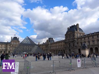 Louvre Museum Außensicht Hof Pyramide